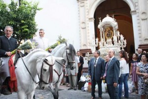 Los onubenses se han volcado con la ofrenda floral.