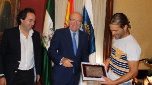 Un momento del reconocimiento en el Ayuntamiento a Dani Pajón.