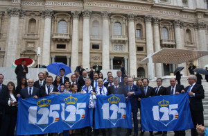 La representación del Recre, en la escalinata de la Basílica de San Pedro.