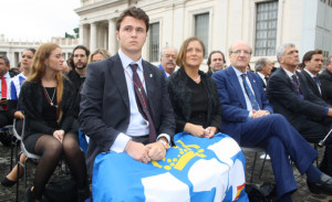 Algunos de los representantes del club onubense, con el alcalde de Huelva en el centro, durante la audiencia.