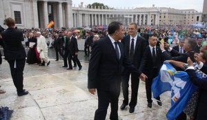 El Santo Padre, a su llegada a la plaza, con la bandera del 125 aniversario del Recre cerca.