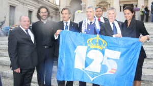 El presidente Villar, junto algunos de los representantes albiazules, con la bandera del 125 aniversario.