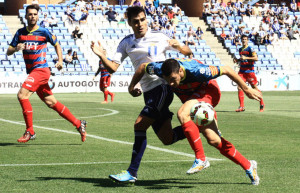 Dimas, muy combabtivo todo el partido, pugna con un rival por la pelota. / Foto: Josele Ruiz.