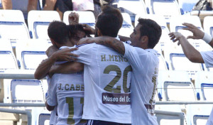 La solidez de la defensa, principal arma del Recre en El Sardinero. / Foto: Josele Ruiz.