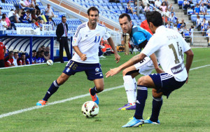 En el primer tiempo el Recre tardó un poco en encontrar la fórmula que impidiera las combinaciones del Lugo. / Foto: Josele Ruiz.