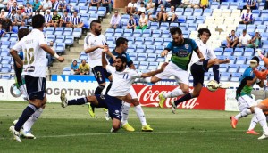 Con Juanan apto, Córcoles no tendría que jugar de central. / Foto: Josele Ruiz.