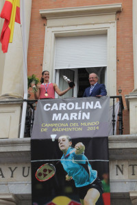 Carolina Marín recibió desde el balcón del Ayuntamiento el cariño de los onubenses.