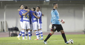 Los jugadores del Recre celebran el segundo gol, con el improvisado portero Martí en primer plano. / Foto: Manu Mielniezuk (Diario de Mallorca).