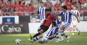 Tuvo que emplearse a fondo el Recre en defensa en algunos momentos del segundo tiempo. / Foto: Manu Mielniezuk (Diario de Mallorca).