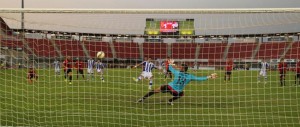 El gol de Jesús Vázquez, de penalti, ante Martí. / Foto: www.recre.org.