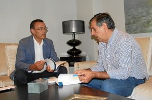 El presidente de la Diputación, Ignacio Caraballo, junto al presidente del Consejo Económico Social de la provincia de Huelva, CESpH, Juan José García del Hoyo.