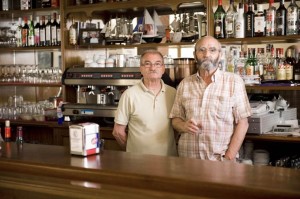 El bar del Casino de Rociana y Eduardo, el repostero. / Imagen Fotoespacios. 