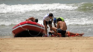 Una imagen de los ejercicios de salvamento llevados a cabo en la playa del Parador. 