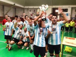 Los jóvenes con la Copa. 