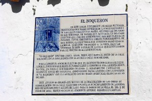 El azulejo conmemorativo del hallazgo del túnel. 