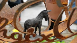 Detalle del pequeño platero dentro de la escultura. 