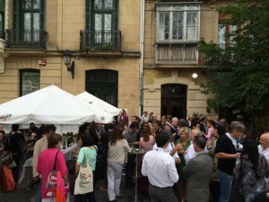 Imagen de los asistentes al acto de presentación.