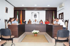 Pleno de Hinojos en el que se ha aprobado la concesión de la Medalla a la Virgen del Rosario.