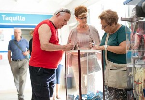 Visitantes de las Grutas de las Maravillas participan en el sorteo del jamón de Huelva ‘Summum’.