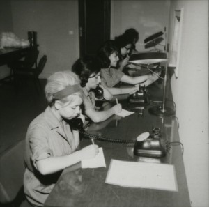 En los años setenta y, sobre todo, ochenta, la mujer se fue incorporando a un puesto de trabajo. / Foto: mujerymemoria.org.