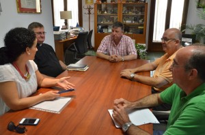 Reunión en la que se decidió cambiar la fiesta al fin de semana.