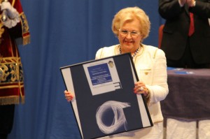 Pepita Muriel, con la Medalla de Huelva. 