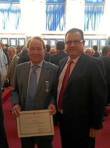 El responsable de la Unidadel doctor Ignacio Suárez Lozano y al subdirector médico de ambos hospitales, Carlos Gutiérrez Amaro, tras la entrega de la medalla.