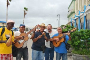 En La Habana, con un grupo de músicos callejeros.