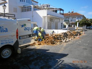 Técnicos de la empresa arreglan la avería de la tubería.