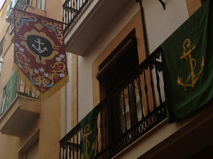 Colgaduras que adornan el recorrido de la procesión