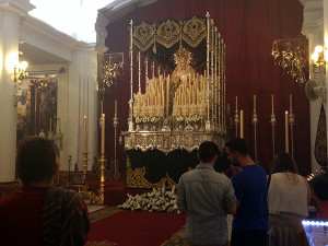 Muchos onubenses se acercan estos días al templo de la antigua calle Padre Andivia