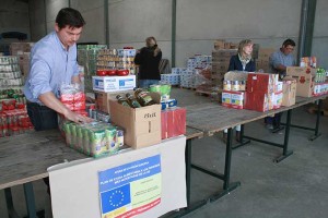 Cruz Roja reparte alimentos entre las familias más necesitadas de la localidad.