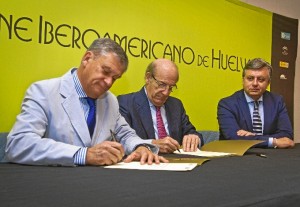 Momento de la firma del convenio entre el Festival y Fundación atlantic Copper. 