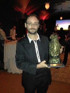 Alejandro Sampayo con el premio que se llevó su ópera prima en San Diego.  