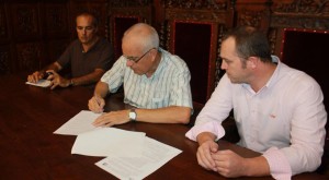 Momento de la firma del convenio entre el PMD Ayamonte y el Club de Pádel Indoor 'Sube a la Red'.