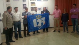 Un momento de la entrega de la Bandera Oficial del 125 Aniversario del Recre a las autoridades bonariegas.