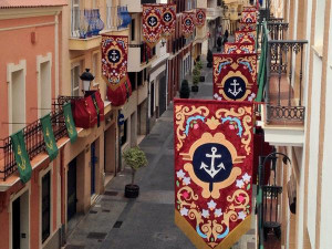 Las calles del itinerario han sido profusamente decoradas / foto: @EsperanzaHuelva