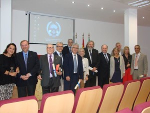 Foto de familia de los colegiados reconocidos. 