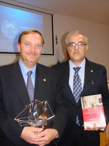 Conzalo Giner (derecha) con el presidente del Colegio de Veterinarios de Huelva. 