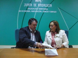 El delegado territorial de Economía, Innovación, Ciencia y Empleo, Eduardo Muñoz, durante la firma de un convenio con la alcaldesa de Isla Cristina, María Luisa Faneca.