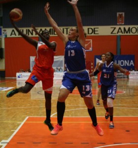 Luci Pascua, en una acción defensiva bajo su tablero. / Foto: www.cdzamarat.es.