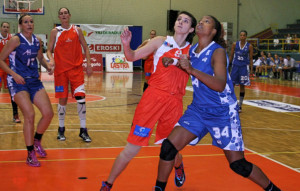 Chelsea Davis esperando un rebote junto a una jugadora zamorana. / Foto: www.cdzamarat.es.