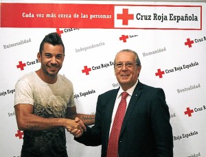 El cantante onubense, Sergio Contreras, junto al presidente de Cruz Roja Huelva, Juan José Blanco./ Foto: Jesica Berrio.