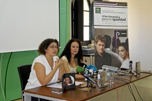 La delegada territorial del ramo, Lourdes Martín, y la coordinadora onubense del IAM, Eva Salazar, en rueda de prensa. /Foto: Emilio de la Rosa.