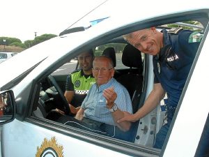 Visita de la Policía Local a los mayores del centro.