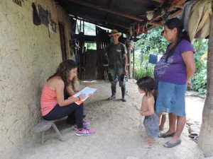 Ana María González Polanco atendiendo a las familias en sus hogares.