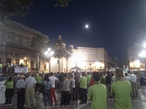 Trabajadores y ciudadanos han realizado una marcha desde la avenida Andalucía hasta la plaza de las Monjas.