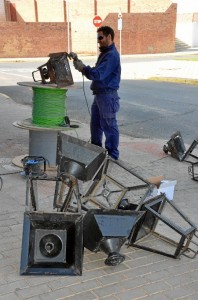 Los técnicos comprueban el estado de las farolas. 