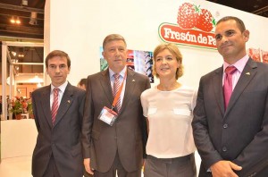 La Ministra de Agricultura, Isabel García Tejerina, visita el stand del Fresón de Palos.