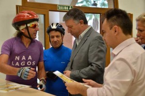 El alcalde ha recibido a los ciclistas.